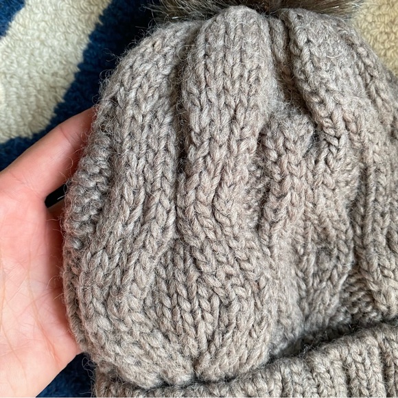❄️ H&M GREY WOOL BLEND FAUX FUR POM POM CABLE KNIT WINTER HAT! - Picture 12 of 15
